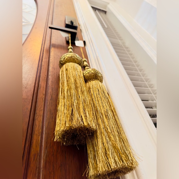 NEIMAN MARCUS Large & Lavish Embroidered Gold Curtain Drapery Tassel Tieback 21” - Picture 3 of 16